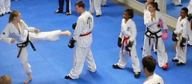 Louise McCagh demonstrating a sparring drill to ITF Taekwon-Do students during her New Zealand seminar.